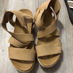 Moda Women's Tan Sandals